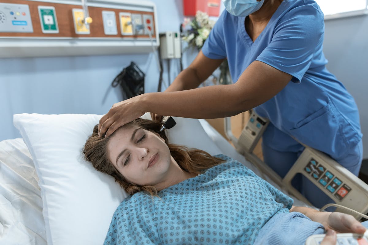 Infirmière prenant soin d'un patient assuré